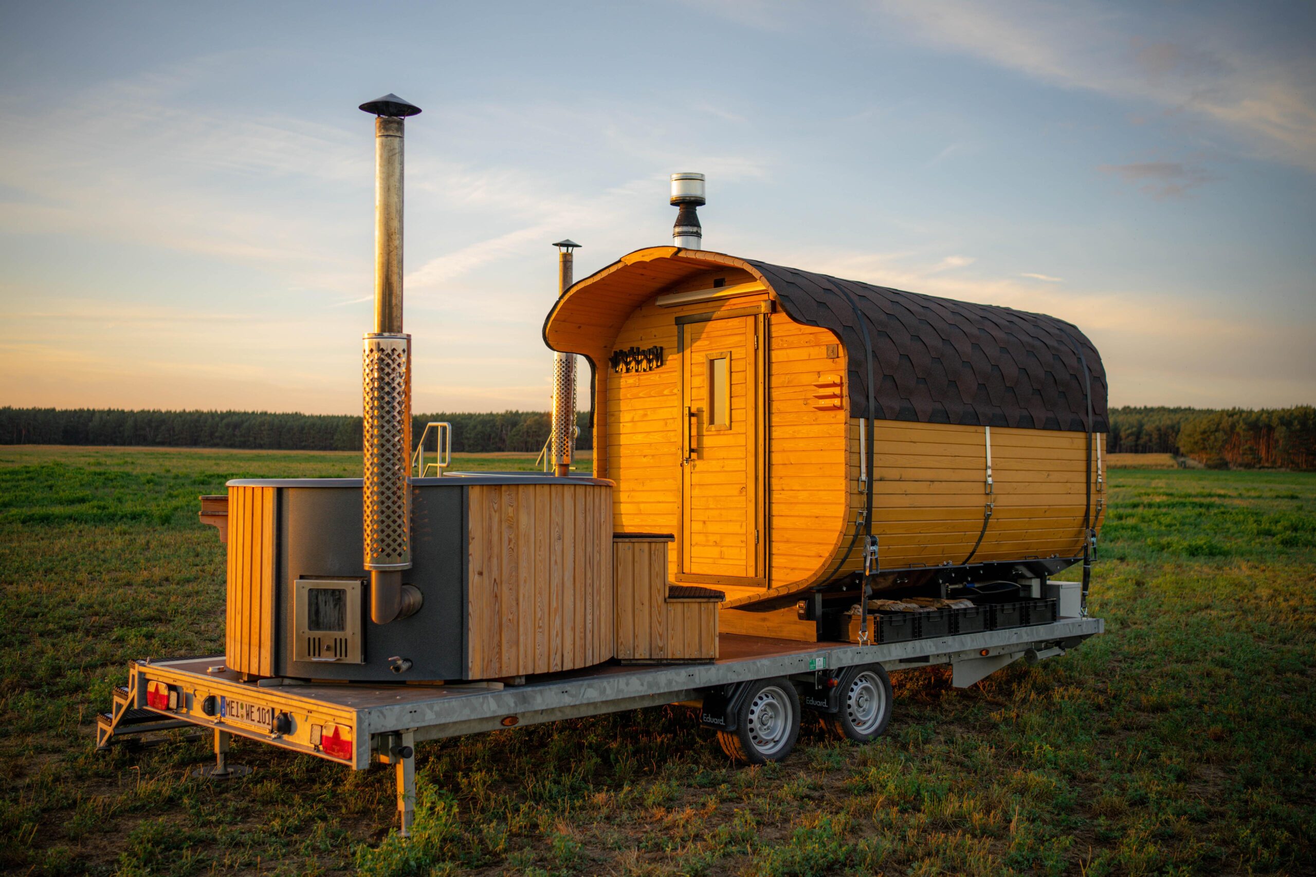 Mobile Sauna und Whirlpool von WellnessExpress-Gutsche bei Sonnenuntergang